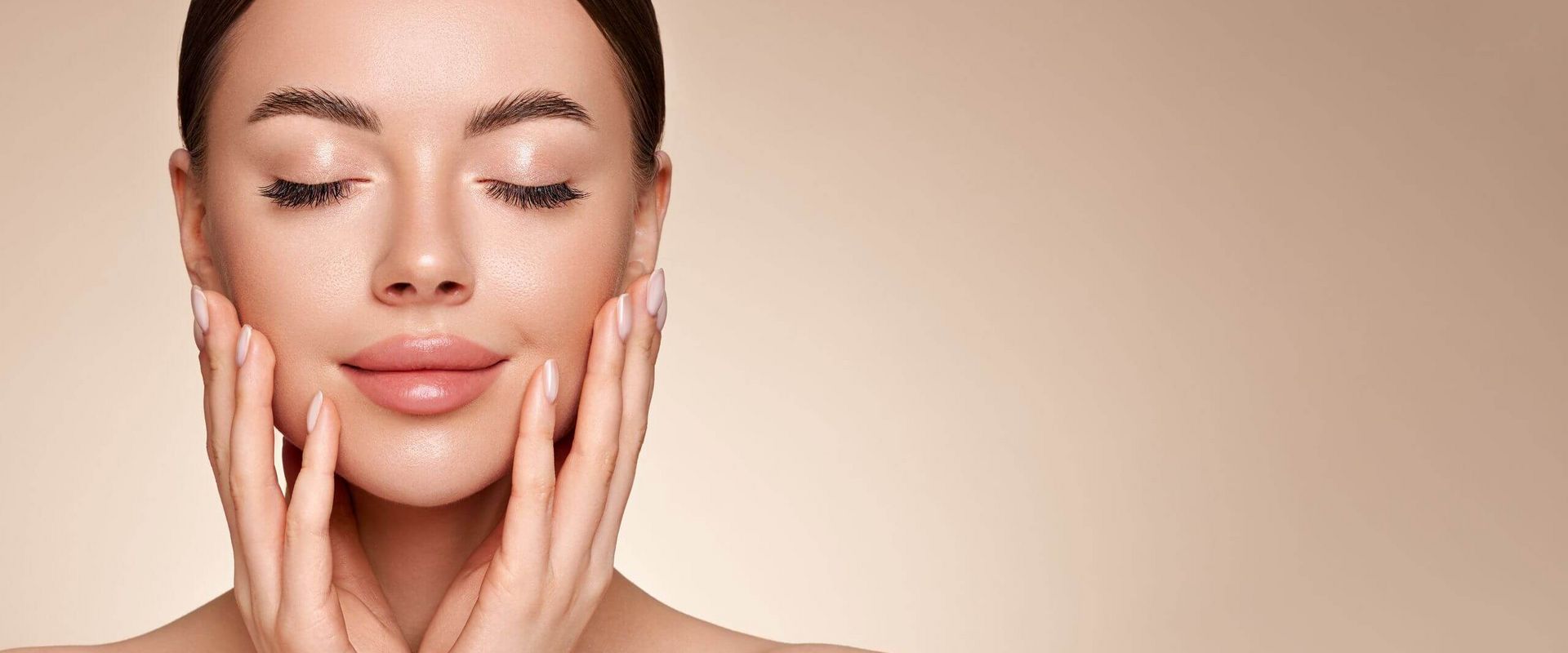 Eine Frau genießt entspannende Kosmetikbehandlung mit geschlossenen Augen im Kosmetikstudio.