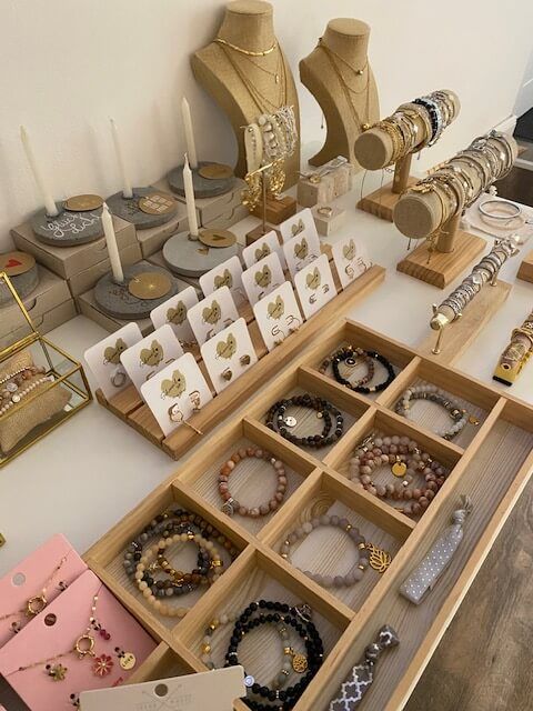 Ein eleganter Schmucktisch mit Armbändern und Halsketten, ideal als Ergänzung im Kosmetikstudio.