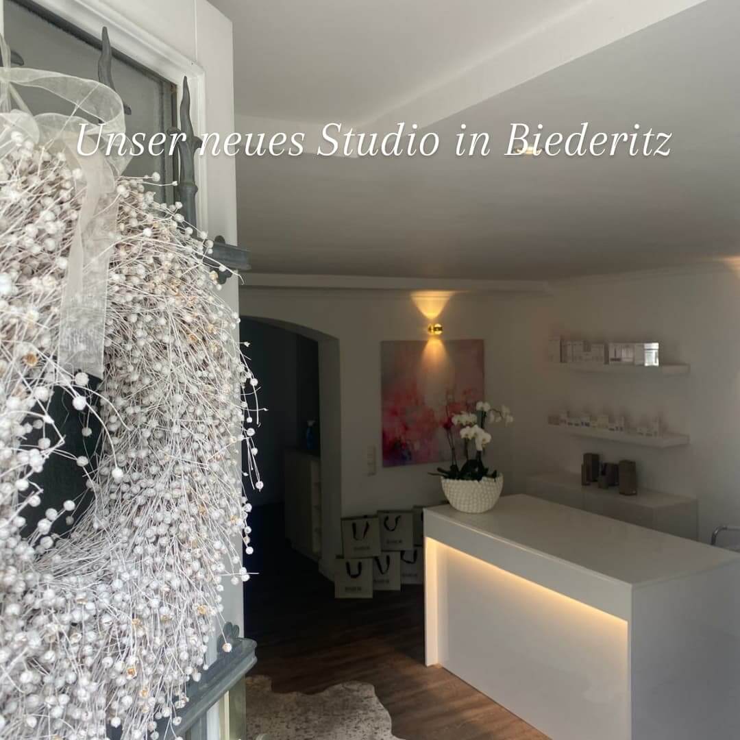 Modernes Kosmetikstudio mit elegantem Empfangstresen und dekorativem Kranz in Biederitz für Babor-Behandlungen.