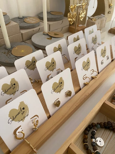 Eleganter Schmuck präsentiert sich stilvoll auf Karten in einem Kosmetikstudio, um die Schönheit von Babor zu ergänzen.